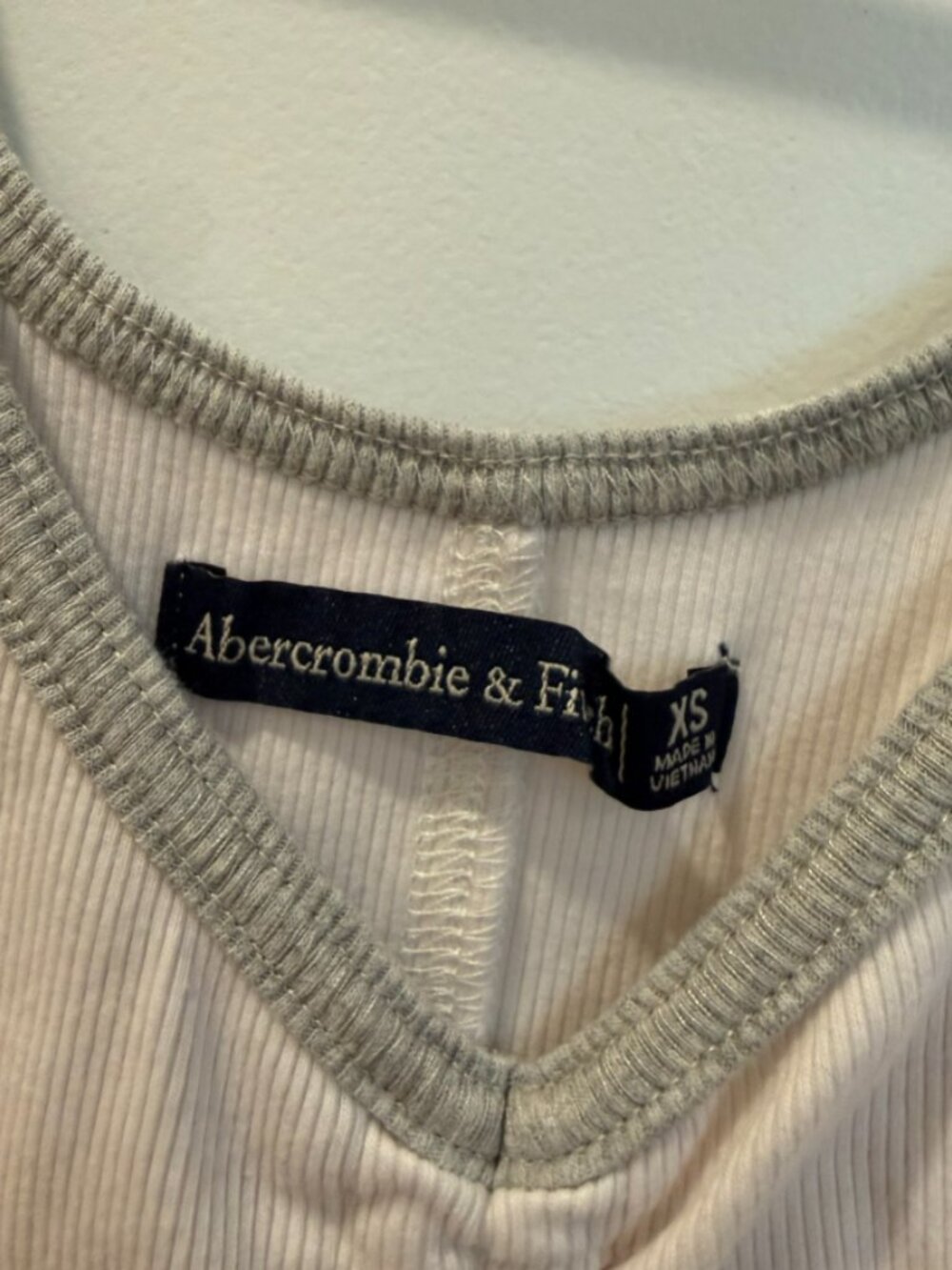 Abercrombie Contrast Front Ruched Ribbed Tank Top - Picture 3 of 3